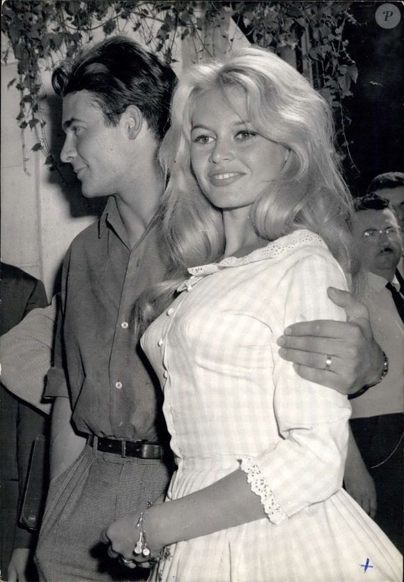 Jacques Charrier et Brigitte Bardot à Louveciennes le 18 juin 1959 © Keystone Press Agency/ZUMA Press Wire