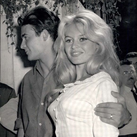 Jacques Charrier et Brigitte Bardot à Louveciennes le 18 juin 1959 © Keystone Press Agency/ZUMA Press Wire