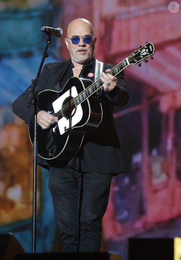 Pascal Obispo lors du concert du gala de Noël de l'association Tout le monde contre le cancer fête ses 20 ans diffusé le 24 décembre sur M6 à l'Adidas Aren Porte de la Chapelle à Paris, France, le 4 décembre 2025. © Coadic Guirec/Bestimage