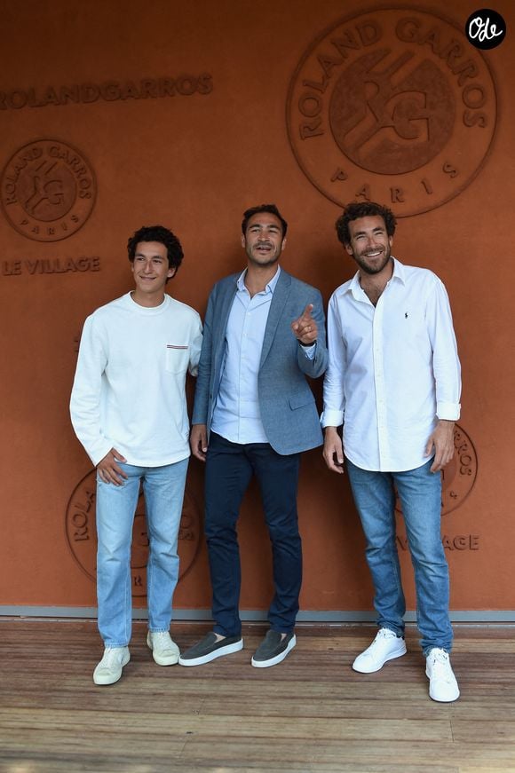 Grâce à son métier, il accompagne régulièrement la vente de châteaux et de demeures historiques partout en France.

Raphael Kretz, Valentin Kretz et Martin Kretz assistent au tournoi de Roland-Garros 2024, le 4 juin 2024 à Paris, en France. Photo : ABACAPRESS.COM