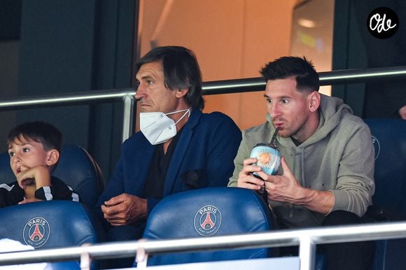 Très admiratif du talent de son fils, Jorge Messi laisse aujourd’hui un grand vide dans sa vie personnelle et professionnelle.
 
Jorge Horacio Messi et Lionel Messi, du Paris Saint-Germain (PSG), dans les tribunes lors du match de football de Ligue 1 Uber Eats opposant le Paris Saint-Germain à Clermont au Parc des Princes, le 11 septembre 2021 à Paris, en France. Photo de Baptiste Fernandez/Icon Sport/ABACAPRESS.COM