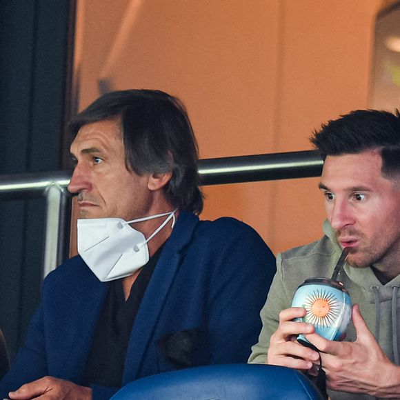 Très admiratif du talent de son fils, Jorge Messi laisse aujourd’hui un grand vide dans sa vie personnelle et professionnelle.
 
Jorge Horacio Messi et Lionel Messi, du Paris Saint-Germain (PSG), dans les tribunes lors du match de football de Ligue 1 Uber Eats opposant le Paris Saint-Germain à Clermont au Parc des Princes, le 11 septembre 2021 à Paris, en France. Photo de Baptiste Fernandez/Icon Sport/ABACAPRESS.COM