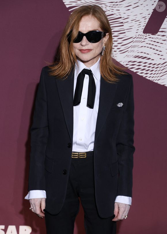Malgré cela, l’actrice de 73 ans réussit à imposer chacune de ses tenues avec élégance et modernité.

Isabelle Huppert au photocall du dîner de la 51ème cérémonie des César au Fouquet's à Paris, France, le 27 février 2026. © Denis Guignebourg/Bestimage