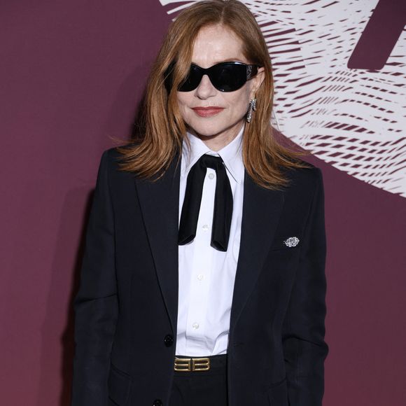 Malgré cela, l’actrice de 73 ans réussit à imposer chacune de ses tenues avec élégance et modernité.

Isabelle Huppert au photocall du dîner de la 51ème cérémonie des César au Fouquet's à Paris, France, le 27 février 2026. © Denis Guignebourg/Bestimage