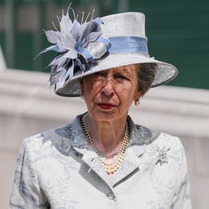 Le roi Charles III d’Angleterre et la reine Camilla (Camilla Parker Bowles, reine consort d’Angleterre) dirigent les membres seniors de la famille royale, d’anciens Premiers ministres ainsi que les dirigeants actuels du gouvernement et de l’opposition lors d’un service de remerciement pour le 80ᵉ anniversaire du VE Day à l’abbaye de Westminster. Backgrid UK/ Bestimage