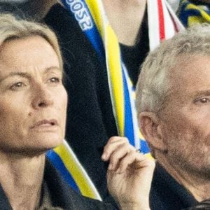 Denis Brogniart et sa femme Hortense - Célébrités dans les tribunes du match de qualification de la Coupe du monde 2026 entre la France contre l'Ukraine (4-0) au Parc des Princes à Paris le 13 novembre 2025. © Cyril Moreau/Bestimage