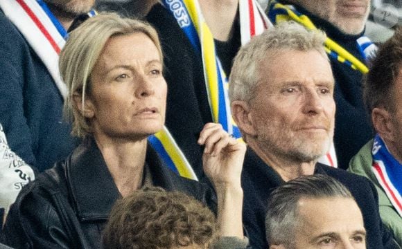 Denis Brogniart et sa femme Hortense - Célébrités dans les tribunes du match de qualification de la Coupe du monde 2026 entre la France contre l'Ukraine (4-0) au Parc des Princes à Paris le 13 novembre 2025. © Cyril Moreau/Bestimage