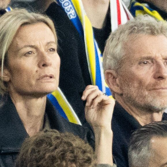 Denis Brogniart et sa femme Hortense - Célébrités dans les tribunes du match de qualification de la Coupe du monde 2026 entre la France contre l'Ukraine (4-0) au Parc des Princes à Paris le 13 novembre 2025. © Cyril Moreau/Bestimage