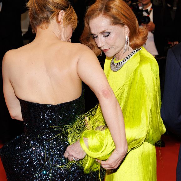 Problème technique sur le tapis rouge pour Isabelle Huppert et une autre actrice

Marina Foïs, Isabelle Huppert - Montée des marches du film « La femme la plus riche du monde » lors du 78ème Festival International du Film de Cannes, au Palais des Festivals à Cannes. © Jacovides-Moreau / Bestimage