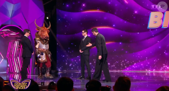 Il semble qu’il joue du piano, qu’il a un lien avec le mot “brushing”, qu’il aime le “froid”, et qu’il est également lié à James Bond. 

Le Bison, Deuxième prime de "Mask Singer", capture d'écran TF1