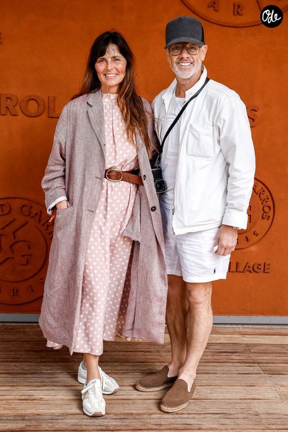 Fredrik Bond et sa femme au photocall du village lors des Internationaux de France de Tennis de Roland Garros 2026, à Paris, France, le 4 juin 2026. © Jacovides-Moreau/Bestimage