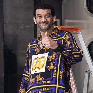 Exclusif - Ramzy Bedia est en tournage à Paris le 2 mars 2022. © Agence / Bestimage