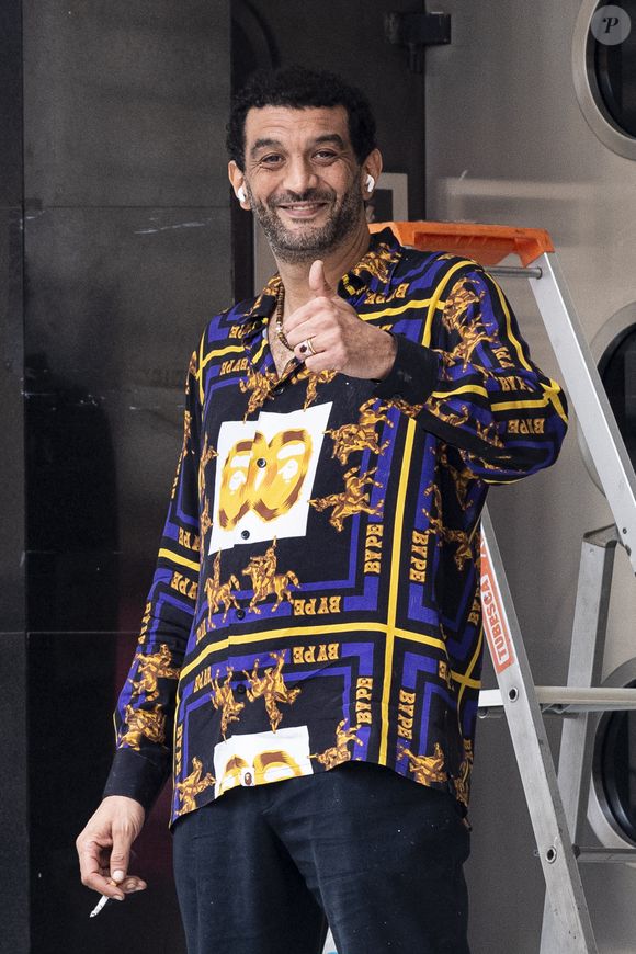Exclusif - Ramzy Bedia est en tournage à Paris le 2 mars 2022. © Agence / Bestimage