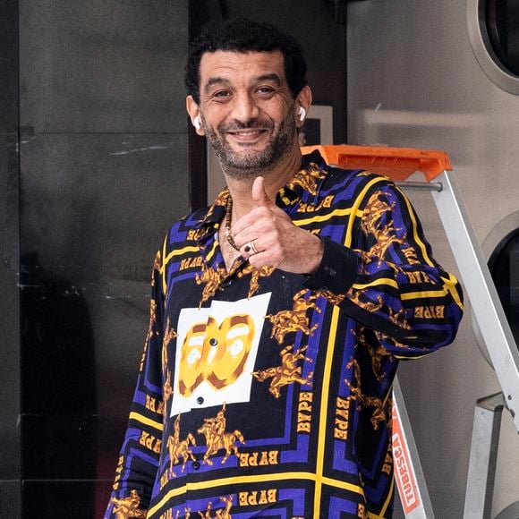Exclusif - Ramzy Bedia est en tournage à Paris le 2 mars 2022. © Agence / Bestimage