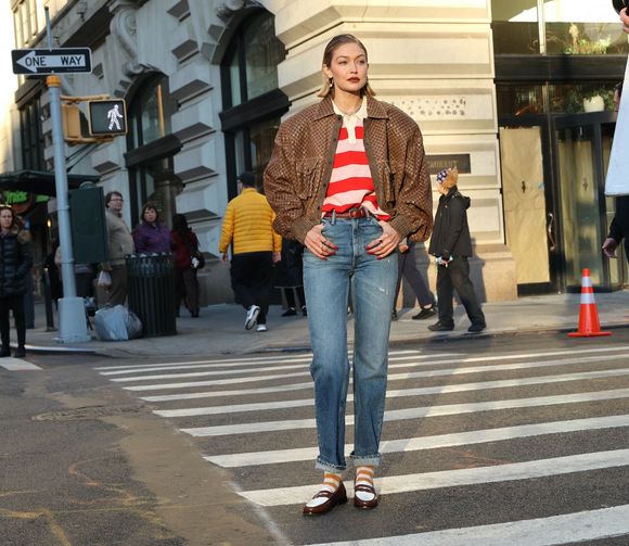 Gigi Hadid lors du tournage d'une publicité pour "Maybelline" dans Manhattan à New York City, New York, Etats-Unis, le 14 novembre 2024. © GoffPhotos/Bestimage