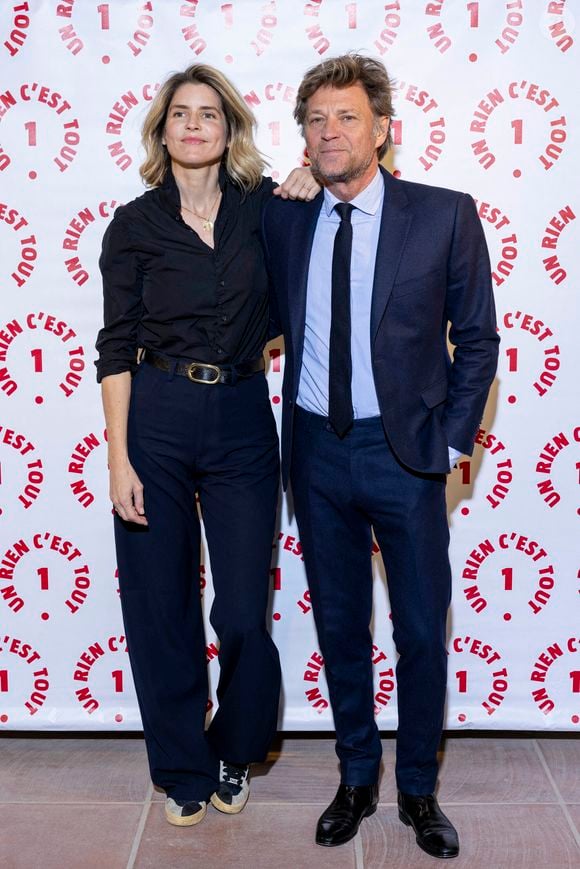 Alice Taglioni, Laurent Delahousse au photocall des invités au dîner de gala de l'association "Un rien c'est tout" au musée de l'armée aux Invalides à Paris le 7 mars 2024.
Un Rien C’est Tout est une association à but non lucratif loi 1901 créée en septembre 2016 et implantée à Bordeaux Depuis 2017, plus de 3,7 millions d’euros de dons collectés pour 270 projets solidaires réalisés, hébergés sous quatre grandes causes : Droit à la dignité, enfance, santé et environnement.
Le principe : proposer aux clients des partenaires de donner un euro ou d'arrondir le prix des achats. Tous ces petits riens permettent de gérer de grands projets.

© Cyril Moreau / Bestimage