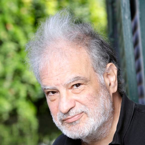 Il a révélé avoir vécu « une petite aventure » avec elle.

Portraits de Raphaël Mezrahi lors de la 6ème édition des écrivains chez Gonzague Saint Bris à Chanceaux, le 25 août 2024. © Cédric Perrin/Bestimage