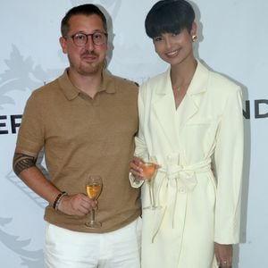 Eve Gilles repense déjà au magnifique séjour à La Réunion qu’elle a pu passer auprès de son compagnon, Simon Favier. Miss France 2024 a passé un été mouvementé sur cette sublime île de l’océan Indien.

Ève Gilles (Miss France 2024) et son compagnon Simon Favier - Stéphane Rolland fête ses 60 ans dans le salon Opéra de l’Hôtel Intercontinental à Paris, France, le 08 Juillet 2026. © Bertrand Rindoff / Bestimage