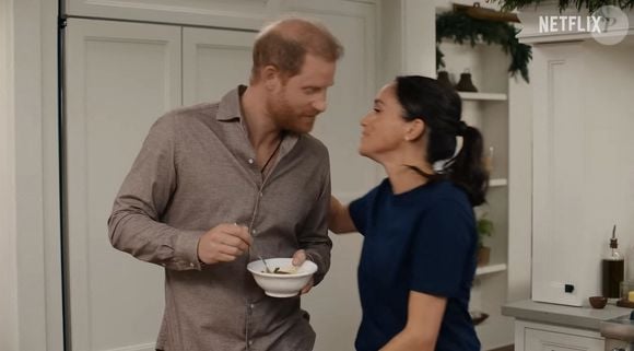 Meghan Markle et le prince Harry partagent un baiser festif dans la bande-annonce de sa nouvelle émission spéciale pour les fêtes de fin d'année sur Netflix. Photo par Netflix / Backgrid UK / Bestimage