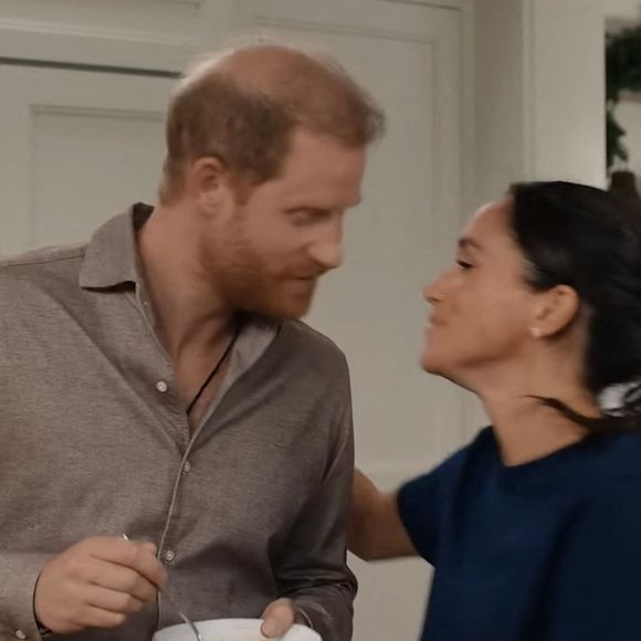 Meghan Markle et le prince Harry partagent un baiser festif dans la bande-annonce de sa nouvelle émission spéciale pour les fêtes de fin d'année sur Netflix. Photo par Netflix / Backgrid UK / Bestimage