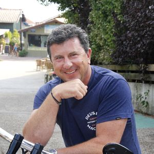 Exclusif - L'enfant du pays, Pascal Bataille, ancien animateur vedette de TF1 propriétaire de l'hôtel haut de gamme "Coté Sable" sur le front de mer du Cap-Ferret, essaye sa toute nouvelle Harley Davidson sur les routes du bassin d'Arcachon, au Cap-Ferret, France, le 29 août 2018. © Patrick Bernard-Guilaume Collet/Bestimage