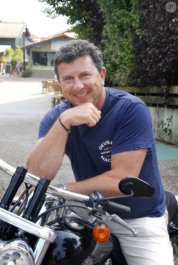 Exclusif - L'enfant du pays, Pascal Bataille, ancien animateur vedette de TF1 propriétaire de l'hôtel haut de gamme "Coté Sable" sur le front de mer du Cap-Ferret, essaye sa toute nouvelle Harley Davidson sur les routes du bassin d'Arcachon, au Cap-Ferret, France, le 29 août 2018. © Patrick Bernard-Guilaume Collet/Bestimage