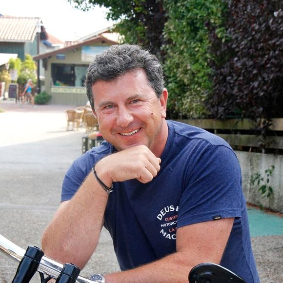 Exclusif - L'enfant du pays, Pascal Bataille, ancien animateur vedette de TF1 propriétaire de l'hôtel haut de gamme "Coté Sable" sur le front de mer du Cap-Ferret, essaye sa toute nouvelle Harley Davidson sur les routes du bassin d'Arcachon, au Cap-Ferret, France, le 29 août 2018. © Patrick Bernard-Guilaume Collet/Bestimage