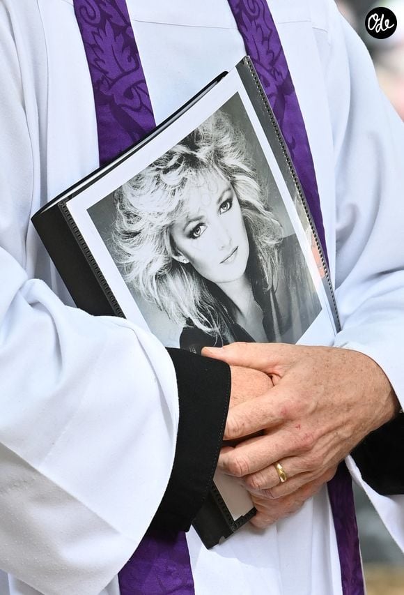Les funérailles de Bonnie Tyler à la cathédrale St Mary de Swansea, au Pays de Galles, le 17 août 2026, en présence de sa famille et de ses proches.

© Backgrid UK/ Bestimage