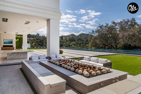 L’ancienne propriété de Ben Affleck et Jennifer Lopez à Beverly Hills s’étend sur près de deux hectares. La résidence compte 12 chambres, 24 salles de bains, une piscine à débordement, un vaste complexe sportif et un garage pouvant accueillir 12 voitures. Crédit photo : Simon Berlyn.