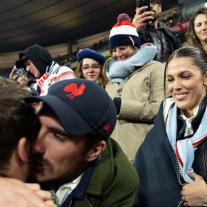 Exclusif - Antoine Dupont, Clément, frère d'A.Dupont, Iris Mittenaere lors du match de rugby du Tournoi des Six Nations France contre Angleterre au Stade de France à Saint-Denis le 14 mars 2026. © AGENCE / BESTIMAGE