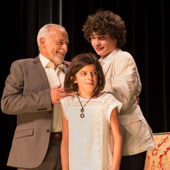 Francis Perrin aime travailler en famille

Exclusif - Francis Perrin réunit sa famille sur scène, son fils Louis et sa fille Clarisse - Francis Perrin fête ses 50 ans de carrière et revient sur scène pour une soirée spéciale avec "Molière malgré Moi" au théâtre de la Gaîté-Montparnasse à Paris entouré de sa famille et ses amis.
© Romuald Meigneux / Bestimage