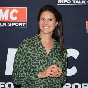 Elle portait un pantalon noir classique, une paire de baskets Adidas...

Apolline de Malherbe - Conférence de presse de la rentrée RMC à Paris le 2 septembre 2025. © Coadic Guirec/Bestimage