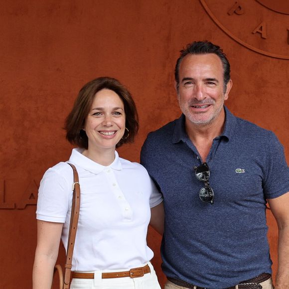 Jean Dujardin et sa femme Nathalie Péchalat au village lors des Internationaux de France de tennis de Roland Garros 2023, à Paris, France, le 11 juin 2023. 

© Jacovides-Moreau/Bestimage