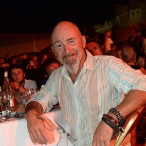 "À la base, c'est parti d'une histoire de c*l. J'étais entiché d'une des comédiennes, et comme je n'habitais pas loin, j'avais été la voir", a premièrement révélé Vincent Lagaf'

Vincent Lagaf' - Les people assistent à l'édition Fight Night 2018 à Saint-Tropez le 4 Août 2018
© Rachid Bellak / Bestimage