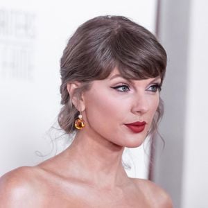 12 juin 2026, Bronx, New York, États-Unis : Taylor Swift, vêtue d’une robe signée Givenchy, assiste à la cérémonie annuelle d’intronisation et de remise de prix du Songwriters Hall of Fame au Marriott Marquis Times Square à New York(Credit Image: © Lev Radin/ZUMA Press Wire / Bestimage)