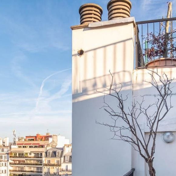 Cette histoire particulière continue d’intriguer et pourrait expliquer pourquoi l’appartement peine à trouver preneur.

Architecture de collection - Capture d'écran - Dernière demeure de Claude François.