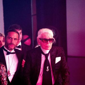 L’ouvrage, intitulé "Ça va, cher Karl", décrit les derniers instants de Karl Lagerfeld et son combat contre la maladie.

Karl Lagerfeld et Sébastien Jondeau au 63ème Bal de la Rose sur le thème de la Sécession Viennoise, au profit de la Fondation Princesse Grace dans la Salle des Etoiles au Sporting Monte Carlo à Monaco, le 18 mars 2017.

© Pierre Villard / Palais Princier / SBM via Bestimage