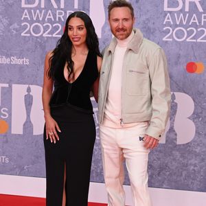 S'il a du temps pour Cyan (2 ans) et Skyler (4 mois), les enfants qu'il a eus avec son actuelle compagne Jessica Ledon, ce ne fut pas le cas pour Tim Elvis (22 ans) et Angie (18 ans) 

David Guetta et sa compagne Jessica Ledon au photocall de la soirée des BRIT Awards 2022 à l'O2, Peninsula Square de Londres, Royaume Uni, le 8 février 2022.