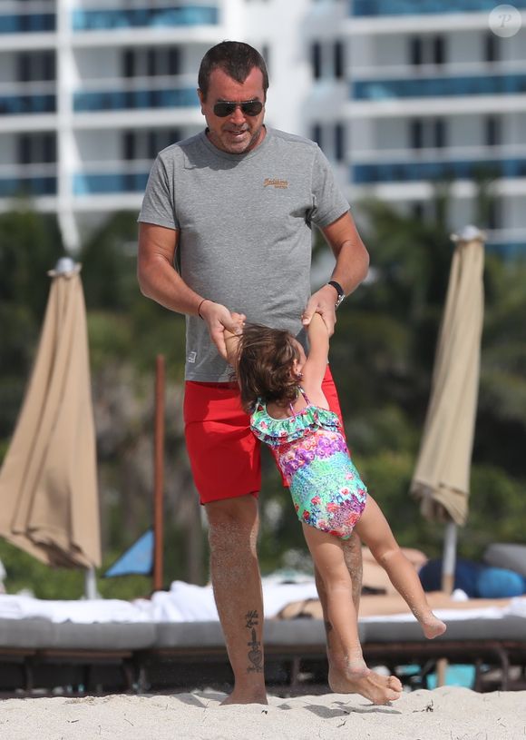 Arnaud Lagardère, sa femme Jade Lagardère et leurs enfants Liva, Mila et Emery en vacances à la plage à Miami le 25 octobre 2016. (KDNPIX / Bestimage).
