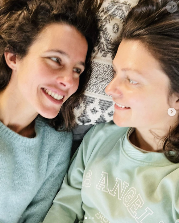 Le couple nage d'autant plus dans le bonheur depuis peu...

Clémence Castel et sa compagne Marie.
