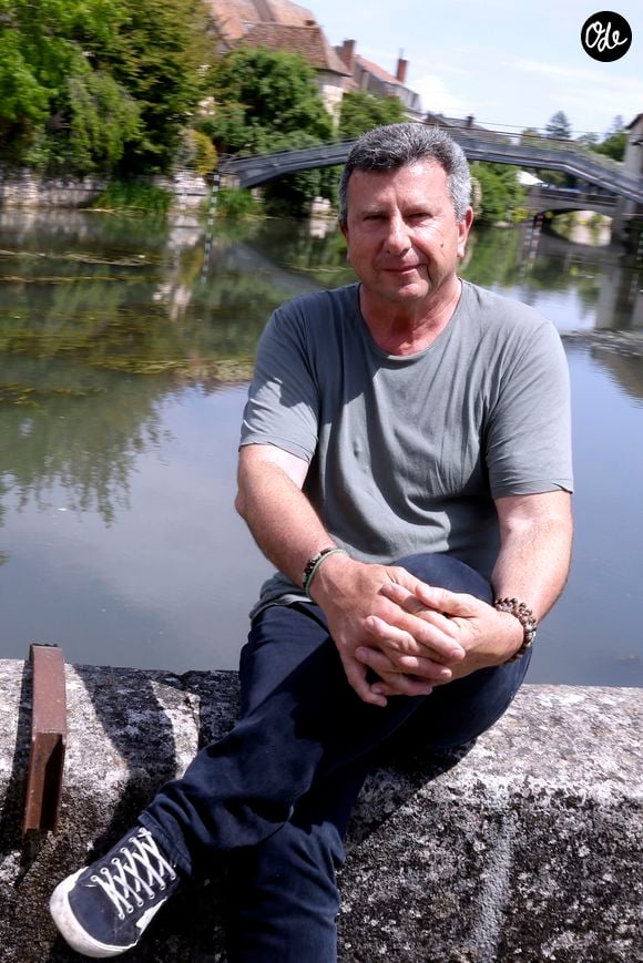 C'est pourquoi, aujourd'hui, l'animateur papa de quatre fils, voit le verre à moitié plein. Une philosophie de vie qu'il distille dans son livre, "Petit Traité de la jouissance - à l’usage de ceux qui en rêvent"

Pascal Bataille lors de la 37ème édition du salon du livre de Cosne-Cours-sur-Loire, France, le 1er juin 2025. 

© Cédric Perrin/Bestimage