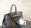 Malgré une bataille intense entre neuf collectionneurs, un acheteur privé japonais a remporté la mise.
Le tout premier sac Hermès Birkin, conçu pour Jane Birkin en 1985, actuellement exposé à Sotheby's Paris, en prélude à la vente aux enchères "Fashion Icons" prévue le 10 juillet 2025 à 16h, Paris le 7 juillet 2025.
Le tout premier sac Birkin d'Hermès sera vendu aux enchères: Le premier sac Hermès Birkin, ayant appartenu à la défunte actrice Jane Birkin, devrait être vendu aux enchères pour un prix qui pourrait atteindre des millions de dollars, selon les médias internationaux. Le prix de départ du sac est estimé à 500 000 dollars. © Jonathan Jacob/Bestimage