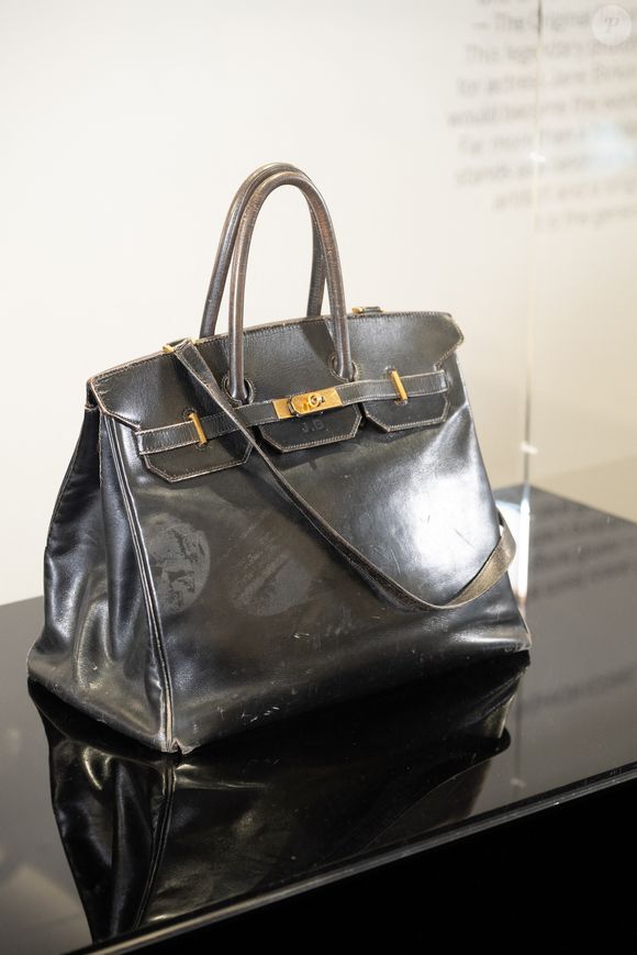 Malgré une bataille intense entre neuf collectionneurs, un acheteur privé japonais a remporté la mise. 

Le tout premier sac Hermès Birkin, conçu pour Jane Birkin en 1985, actuellement exposé à Sotheby's Paris, en prélude à la vente aux enchères "Fashion Icons" prévue le 10 juillet 2025 à 16h, Paris le 7 juillet 2025.
Le tout premier sac Birkin d'Hermès sera vendu aux enchères: Le premier sac Hermès Birkin, ayant appartenu à la défunte actrice Jane Birkin, devrait être vendu aux enchères pour un prix qui pourrait atteindre des millions de dollars, selon les médias internationaux. Le prix de départ du sac est estimé à 500 000 dollars. © Jonathan Jacob/Bestimage