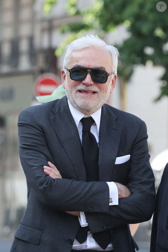 Pascal Praud - Arrivées aux obsèques de Philippe Labro en l'église de Saint-Germain-des-Prés à Paris le 13 juin 2025. © Dominique Jacovides - Christophe Clovis / Bestimage