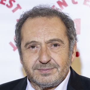 Fidèle à son goût pour la diversité, Timsit assume une ligne éditoriale ouverte : "J'ai construit une programmation qui me ressemble, multidisciplinaire."

Patrick Timsit au photocall des invités au dîner de gala de l'association "Un rien c'est tout" au musée de l'armée aux Invalides à Paris le 7 mars 2024.
© Cyril Moreau / Bestimage