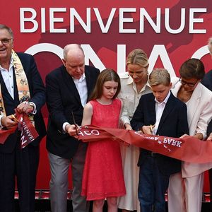 Le prince Albert II de Monaco, la princesse Charlène de Monaco, la princesse Gabriella de Monaco, comtesse de Carladès, et le prince Jacques de Monaco, marquis des Baux, assistent à l’inauguration de l’espace thématique consacré à la Principauté de Monaco à Europa-Park, à Rust, en Allemagne, le 29 juin 2026. © Dana Press/Bestimage
