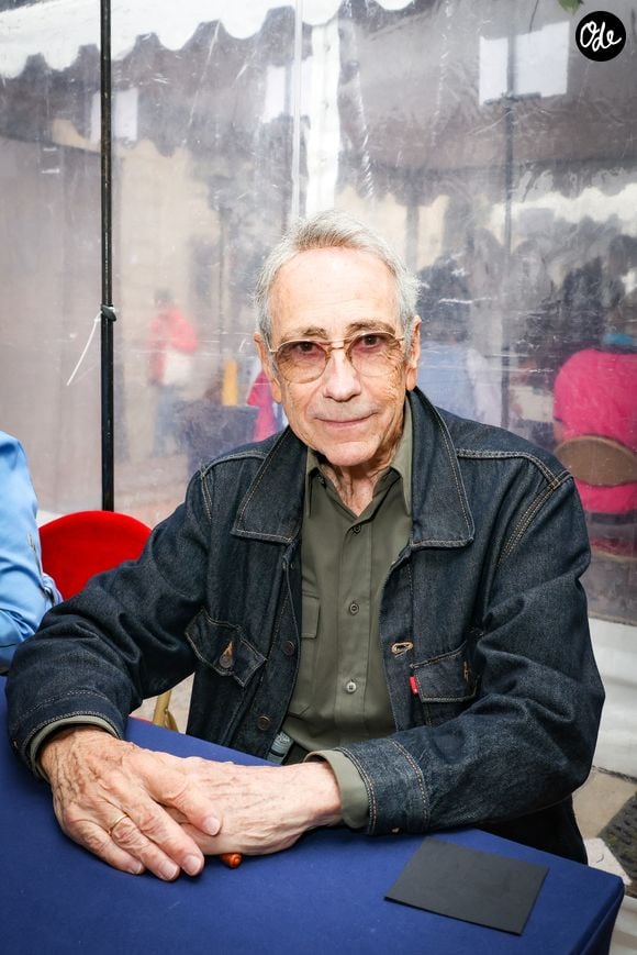 Alain Chamfort lors de la 3ème édition du salon du livre à Saint-Germain-des-Prés "Des pages avant la plage" à Paris le 6 juin 2026. © Jack Tribeca / Bestimage