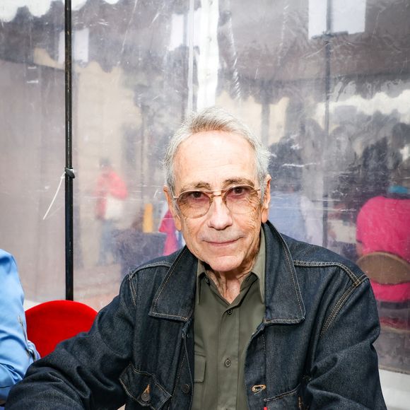 Alain Chamfort lors de la 3ème édition du salon du livre à Saint-Germain-des-Prés "Des pages avant la plage" à Paris le 6 juin 2026. © Jack Tribeca / Bestimage