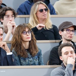 Anne Parillaud en tribunes lors des Internationaux de France de Tennis de Roland Garros 2025, à Paris, France, le 6 juin 2025. © Jacovides-Moreau/Bestimage