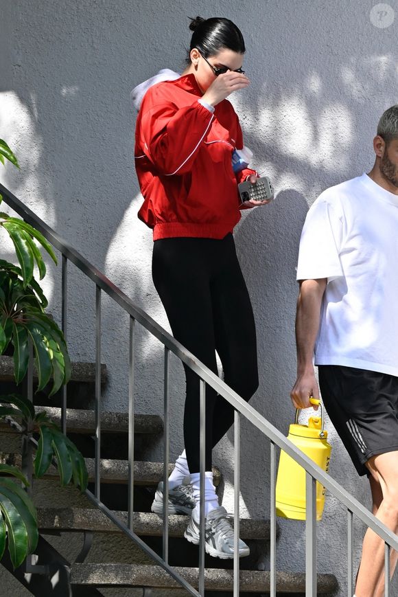 Elle est la seule des Kardashian-Jenner à afficher une silhouette longiligne. 

Kendall Jenner quitte un cours de Pilates à Beverly Hills  Backgrid USA / Bestimage